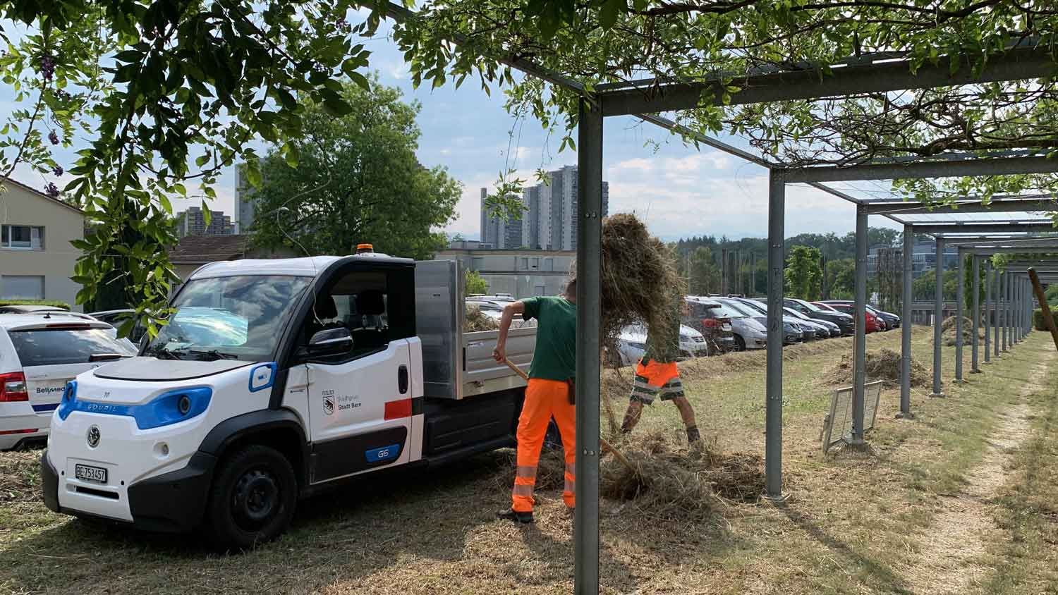 Goupil G6 avec bras de levage et container amovible pour la maintenance des espaces verts