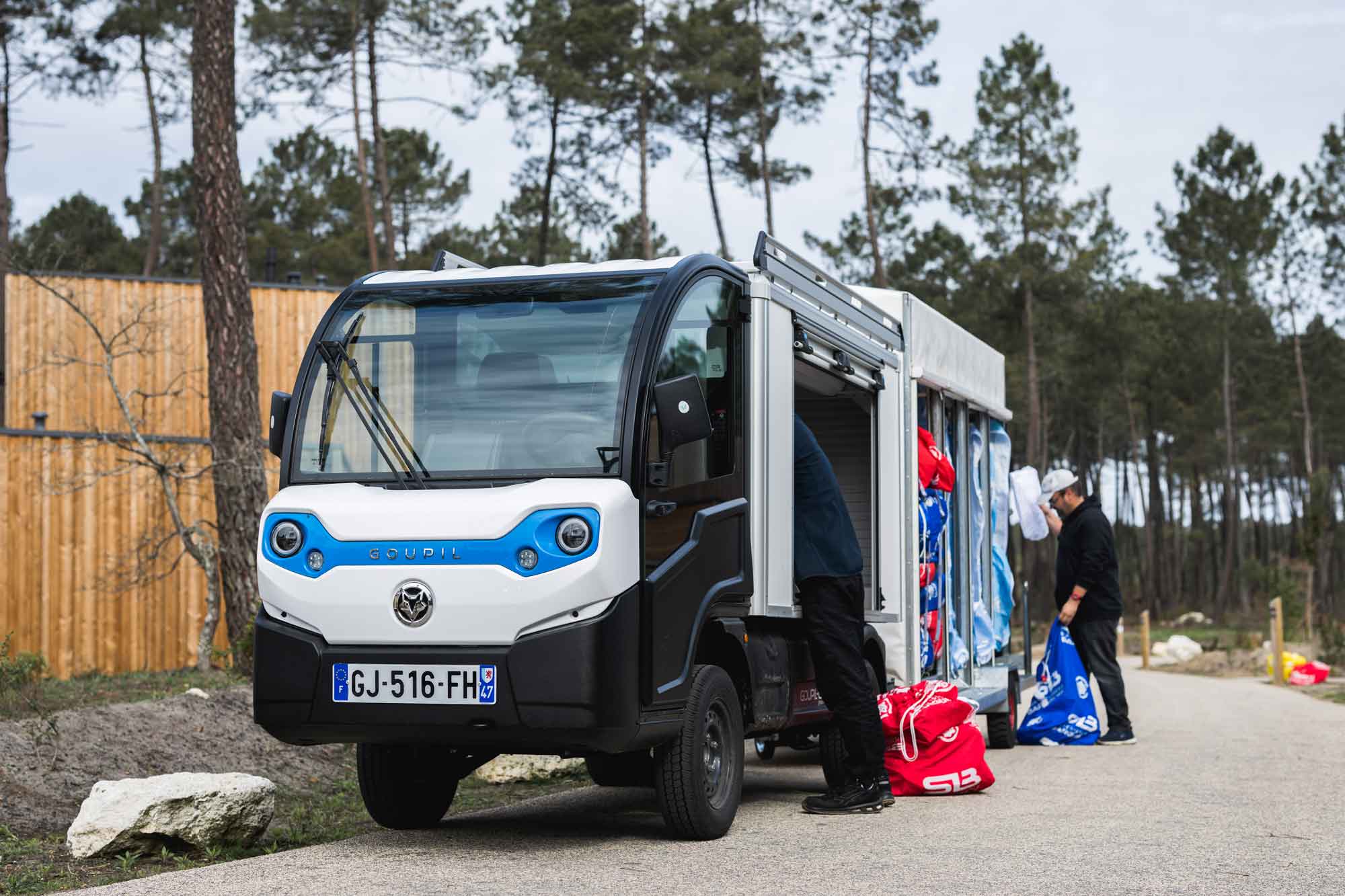 Van body tailored for sorting laundry