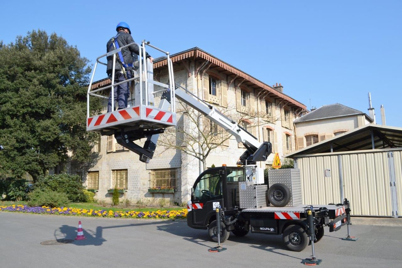 Goupil G4 with an aerial work platform